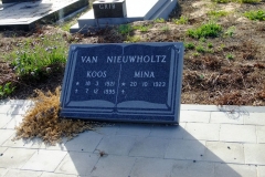 Van Nieuwholtz, Koos + Mina